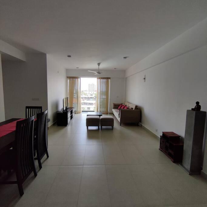 Modern Apartment In Close Proximity To The Beach Colombo Exteriör bild