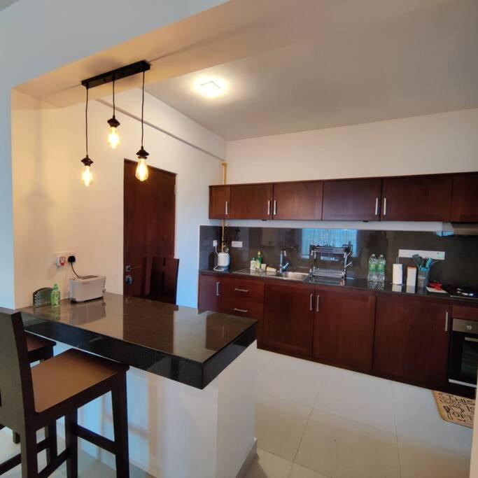 Modern Apartment In Close Proximity To The Beach Colombo Exteriör bild