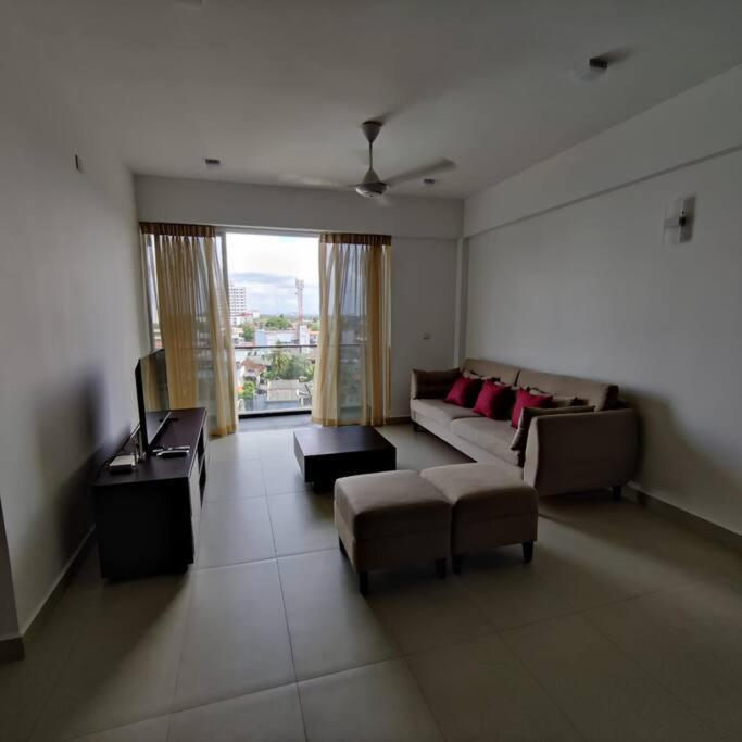 Modern Apartment In Close Proximity To The Beach Colombo Exteriör bild